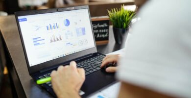 Interfaz de un software ERP en una pyme mostrando datos interconectados de contabilidad y almacén