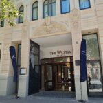 Hotel Westin Alpine Cars con banderas de Alpine