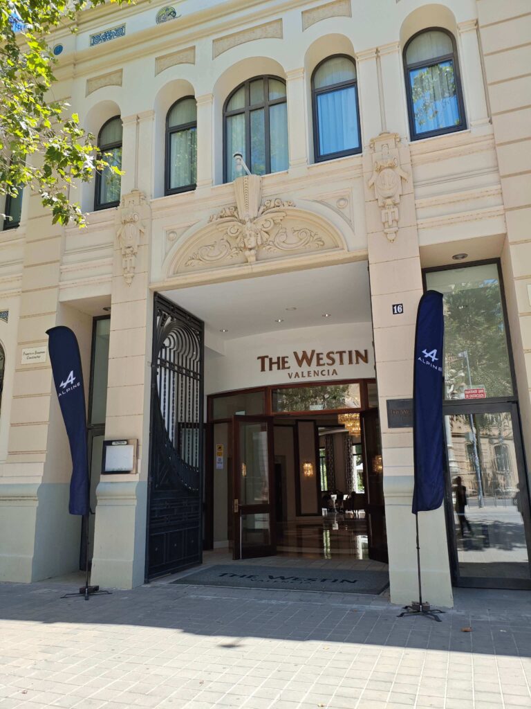 Hotel Westin Alpine Cars con banderas de Alpine