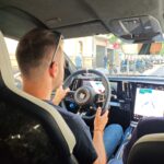 Asientos deportivos de Sabelt en el habitáculo y volante del Alpine A390 GT