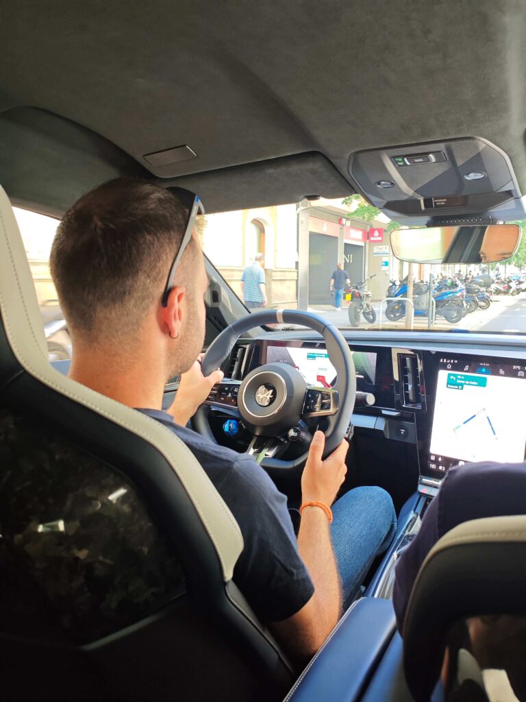 Asientos deportivos de Sabelt en el habitáculo y volante del Alpine A390 GT