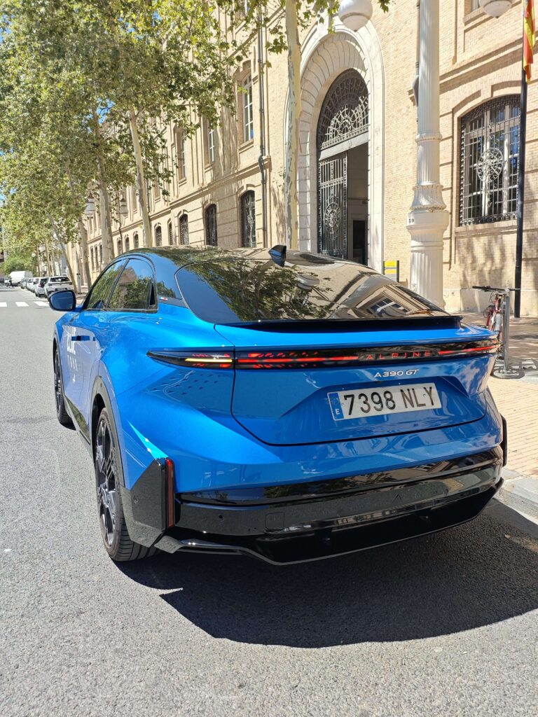 Alpine A390 GT circulando por las calles de Valencia