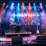Escenario de los años ochenta iluminada por focos de escenario.