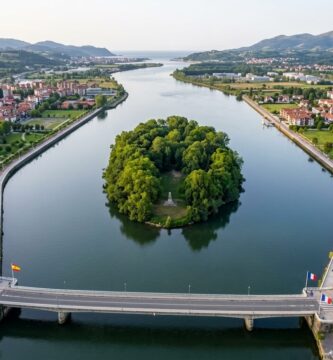 Vista aérea de la Isla de los Faisanes en el cauce del río Bidasoa entre España y Francia.