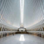 Haz de luz solar atravesando el techo del Oculus del World Trade Center alineado con el eje central.
