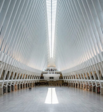 Haz de luz solar atravesando el techo del Oculus del World Trade Center alineado con el eje central.