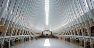 Haz de luz solar atravesando el techo del Oculus del World Trade Center alineado con el eje central.