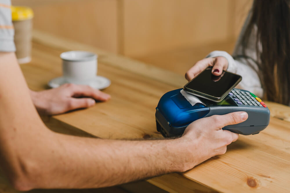 Seguridad bancaria y protección antifraude en transacciones con tarjeta.