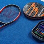 Smartwatch y sensores analizando el rendimiento biomecánico en pista de pádel y tenis.