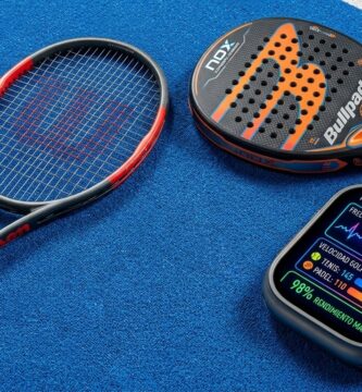 Smartwatch y sensores analizando el rendimiento biomecánico en pista de pádel y tenis.