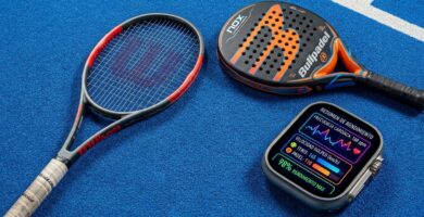 Smartwatch y sensores analizando el rendimiento biomecánico en pista de pádel y tenis.