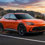 Coche eléctrico deportivo Genesis GV60 Magma en color naranja de alta gama.