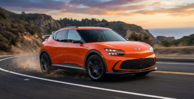 Coche eléctrico deportivo Genesis GV60 Magma en color naranja de alta gama.