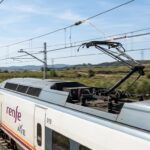 Pantógrafo de tren de alta velocidad en contacto con la catenaria