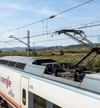 Pantógrafo de tren de alta velocidad en contacto con la catenaria