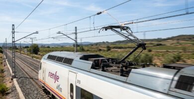 Pantógrafo de tren de alta velocidad en contacto con la catenaria