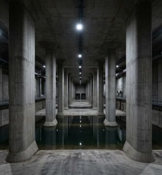 Interior del gigantesco tanque de tormentas de Arroyofresno bajo el suelo de Madrid con columnas de hormigón