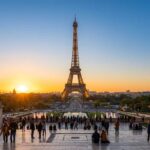 Estructura geométrica e iluminación nocturna de la Torre Eiffel en París