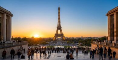 Estructura geométrica e iluminación nocturna de la Torre Eiffel en París